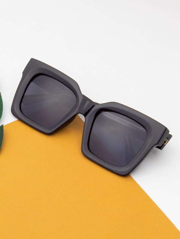 Iconic square sunglass